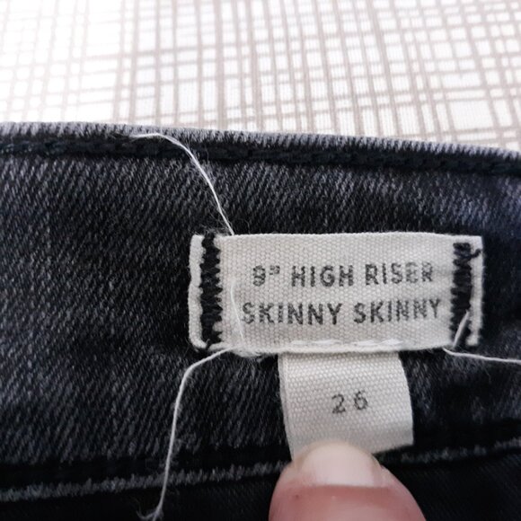 Madewell Women's Jeans Size 26 Black 9" High Riser Skinny Distressed Raw Hem - Picture 10 of 16